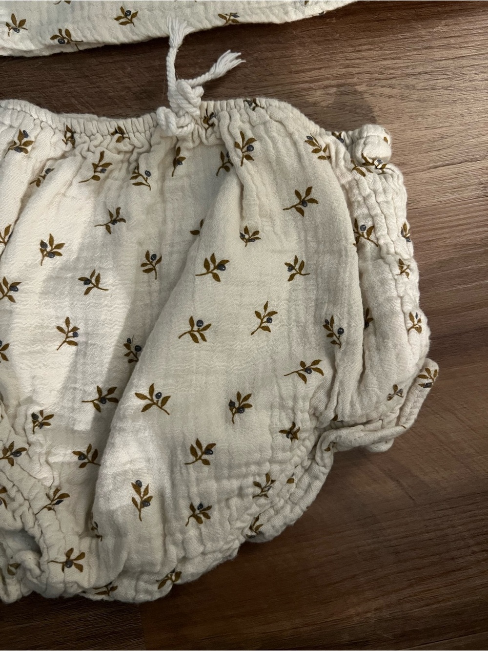 Rylee & Cru Cream Floral Muslin Baby Top & Bloomer Set - Picture 3 of 6